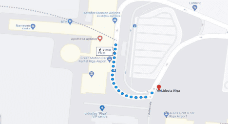Rīgas pilsētas transporta maršruts ar autobusu un auto stāvvietu skatu.